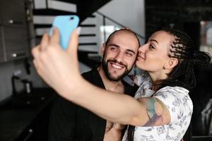 hombre y mujer haciendo selfie foto