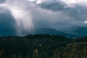 paisaje dramático, rayos de sol rompiendo las nubes foto