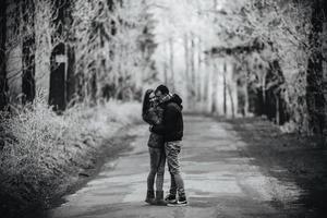 pareja caminando en un parque de invierno foto