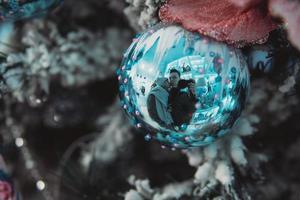 rama de árbol de navidad con juguetes foto