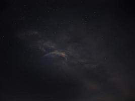 vista de ángulo bajo del cielo estrellado nocturno y polvo espacial en el universo, cosmos, fondo oscuro, toma nocturna de la constelación foto