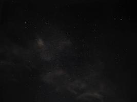 vista de ángulo bajo del cielo estrellado nocturno y polvo espacial en el universo, cosmos, fondo oscuro, toma nocturna de la constelación foto