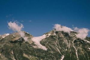 paisaje con nubes y montañas nevadas foto