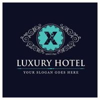 diseño de hotel de lujo con logo y vector de tipografía