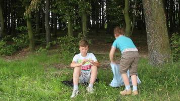 meninos na floresta video