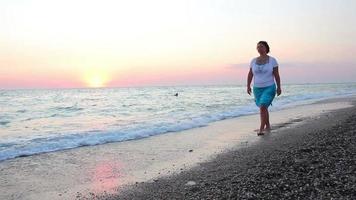 mujer en la playa video