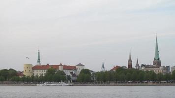 Riga hoofdstad van Letland, oud stad- en Riga kasteel van andere kant van rivier- daugava, Baltisch staten video