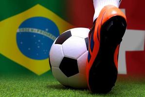 competición de copa de fútbol entre el nacional de brasil y el nacional de suiza. foto