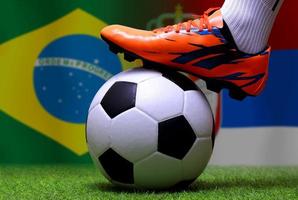 competición de copa de fútbol entre el brasil nacional y serbia nacional. foto
