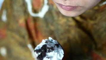 stänga upp av person äter vanilj is grädde på choklad kon video