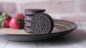 Oreo cream munchy snack packages video