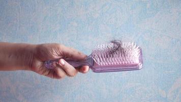 primer plano de cepillo de pelo rosa sucio video