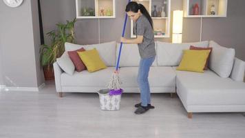 The woman cleaning her house throws a mop. The woman cleaning her house with Vileda. video