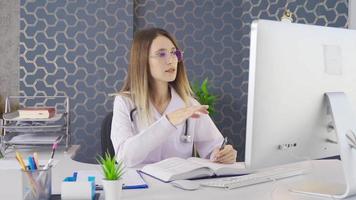 doctora que tiene video chat en línea con su paciente. doctora explicando algo en la computadora en línea.