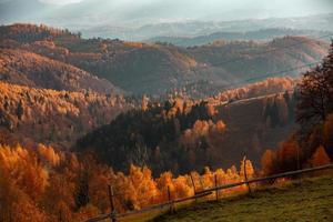 un encantador paisaje montañoso en los cárpatos, rumania. naturaleza otoñal en brasov, europa foto