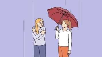 una joven cariñosa comparte paraguas con un infeliz amigo helado al aire libre. niña atenta cubierta ayuda mujer angustiada bajo la lluvia. ilustración de movimiento