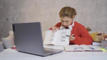 meisje in hoofdtelefoons leert online Aan computer, communiceert met docent, schrijft. jong vrouw leerling college leerling, video conferentie met webcam Aan laptop.