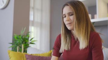 urlando giovane donna nel lento movimento. urlando, essere abusato, ottenere rovesciato, avendo un' nervoso guasto. giovane donna urlando nel lento movimento. video