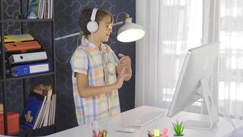 il ragazzo è giocando Giochi su il computer. ragazzo giocando gioco su computer. video