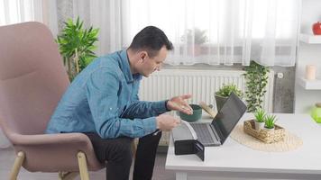 l'homme éprouve des difficultés financières. la pauvreté. homme triste sans argent regardant son portefeuille. video