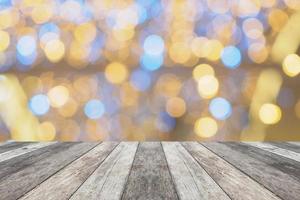 Mesa de madera vacía con árbol de navidad borroso con fondo de luz bokeh foto