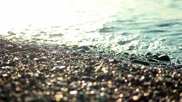 closeup de ondas do mar, beira-mar, areia rochosa video