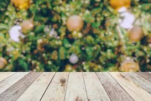 Mesa de madera vacía con árbol de navidad borroso con fondo de luz bokeh foto