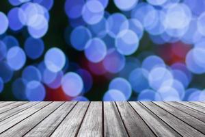 Mesa de madera vacía con árbol de navidad borroso con fondo de luz bokeh foto