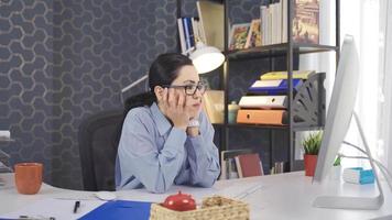 The woman working in the office is sad, unsuccessful. Business woman at computer and sad and unsuccessful. video