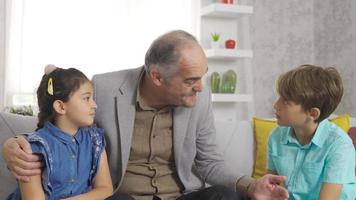 grand-père donne des conseils à ses petits-enfants. dédé donne des conseils à ses petits-enfants et les aime video