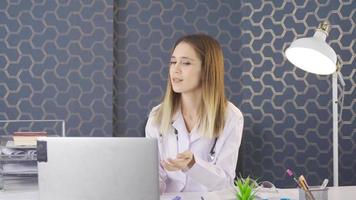 doctora hablando con el paciente en video chat. doctora que tiene video chat en línea con su paciente.