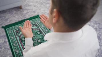 Muslim. beten. muslimischer mann betet zu hause. video