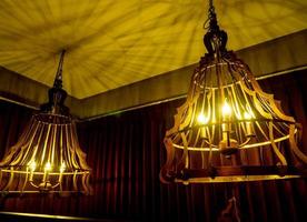 luz de colores cálidos de una moderna lámpara colgante de techo foto