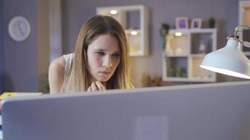 mujer de negocios trabajando cuidadosamente en pc en la oficina en casa. mujer de negocios que trabaja en la oficina en casa haciendo un trabajo serio y teniendo cuidado. video