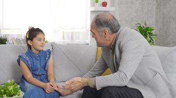 nonno dà consigli per il suo nipotina. Nonno e nipote. il nonno, chi è a casa, è chat con il nipote, e il nonno è dando consigli per il suo nipote. video