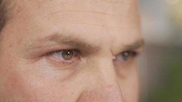 ziek man.sluiten omhoog van Mens met oog zenuwtrekking. Mens met oog en zenuw ziekte zijn ogen zenuwtrekking. video