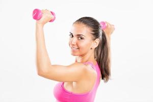 mujer fitness levantando pesas foto