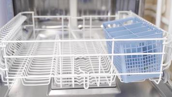 schmutziges Geschirr in die Spülmaschine geben. waschen Sie Ihr Geschirr in der Spülmaschine. video