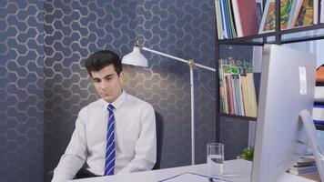 empresário está bebendo água em pé em sua mesa e está estressado. trabalhador de escritório estressado bebe água. video