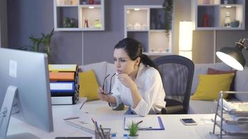 anziano donna d'affari Lavorando a notte nel sua casa ufficio. professionale attività commerciale donna Lavorando accuratamente e intensamente. video