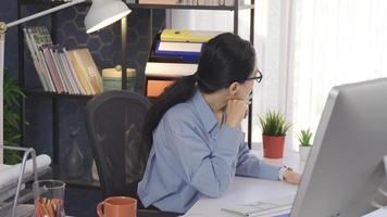 bedrijf vrouw werken in de kantoor komt omhoog met een idee. knap en hardwerkend bedrijf vrouw werken Bij de computer in de kantoor. video