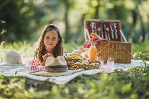 niña disfrutando de un día en la naturaleza en un picnic foto