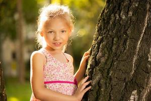 linda niña en el parque foto