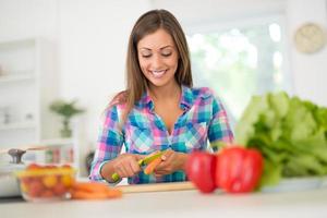 mujer en la cocina foto