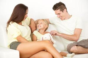 familia feliz en casa foto