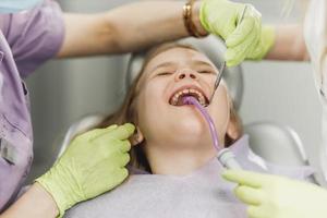 niña en la oficina de dentistas foto