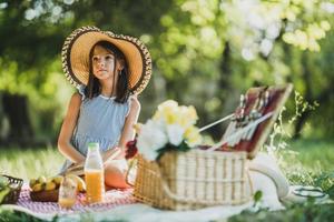 niña disfrutando de un día en la naturaleza en un picnic foto