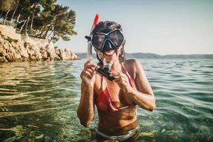 mujer con máscara de buceo en el mar foto