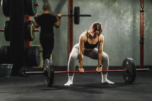 mujer musculosa haciendo entrenamiento de espalda foto