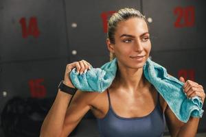 mujer relajándose en el vestuario del gimnasio antes de entrenar foto